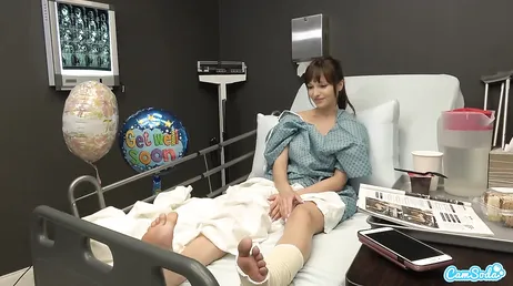 O paciente começa a brincar com o pau grande do médico, ah!