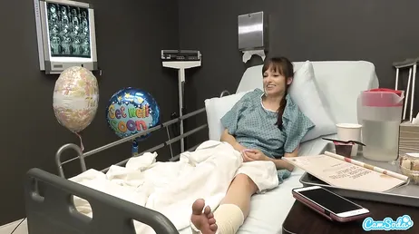 O paciente começa a brincar com o pau grande do médico, ah!