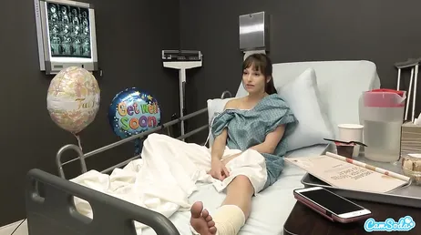 O paciente começa a brincar com o pau grande do médico, ah!