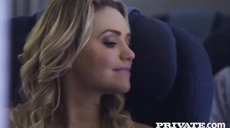 Mia Malkova fica excitada no avião e acaba fodendo com força..