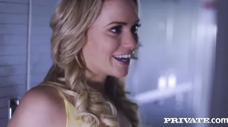 Mia Malkova fica excitada no avião e acaba fodendo com força..