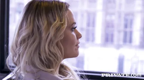 Mia Malkova fica excitada no avião e acaba fodendo com força..