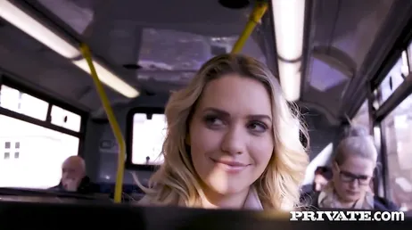 Mia Malkova fica excitada no avião e acaba fodendo com força..