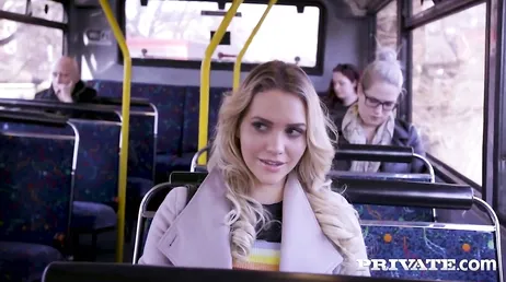 Mia Malkova fica excitada no avião e acaba fodendo com força..
