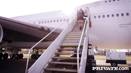 Mia Malkova fica excitada no avião e acaba fodendo com força..