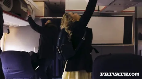 Mia Malkova fica excitada no avião e acaba fodendo com força..