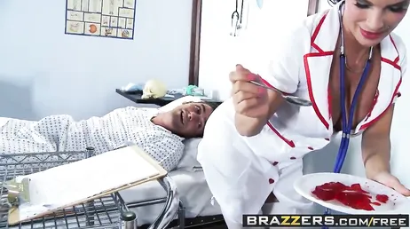 I due pazienti sono stupiti da questa infermiera troia...