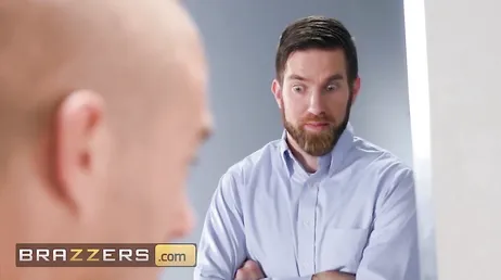 Elle hallucine la femme et son gros cul, elle est coincée...