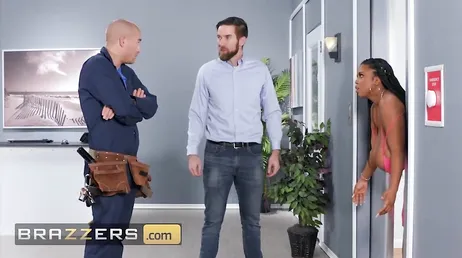 Elle hallucine la femme et son gros cul, elle est coincée...