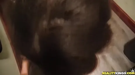 Ele oferece a ela alguns dólares para ir ao banheiro transar.