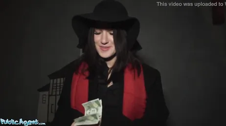 Ils proposent de l'argent à ce musicien de rue pour qu'il baise..