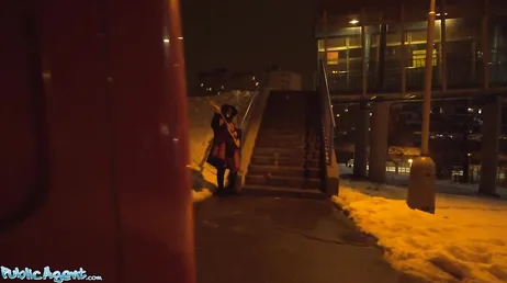 Ils proposent de l'argent à ce musicien de rue pour qu'il baise..