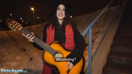 Ils proposent de l'argent à ce musicien de rue pour qu'il baise..