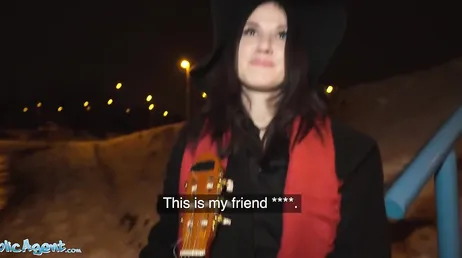 Ils proposent de l'argent à ce musicien de rue pour qu'il baise..