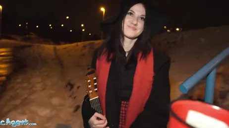 Ils proposent de l'argent à ce musicien de rue pour qu'il baise..