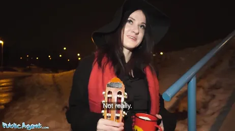 Ils proposent de l'argent à ce musicien de rue pour qu'il baise..