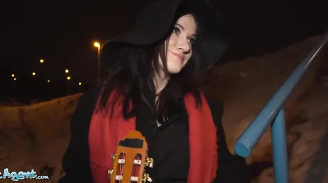 Ils proposent de l'argent à ce musicien de rue pour qu'il baise..