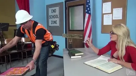 A professora Gigi Allens acaba fodida em cima da mesa..