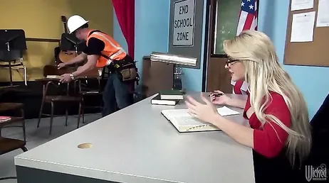 A professora Gigi Allens acaba fodida em cima da mesa..