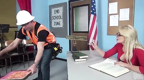 A professora Gigi Allens acaba fodida em cima da mesa..