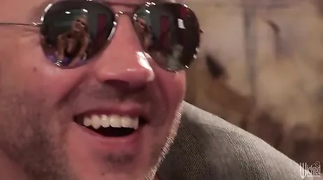 Sesso duro con Carter Cruise nel bagno del ristorante..