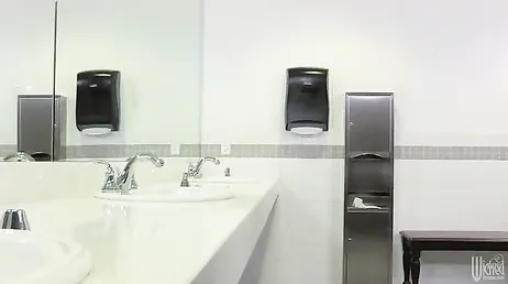 Sesso duro con Carter Cruise nel bagno del ristorante..