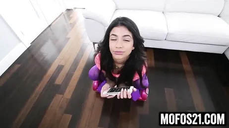 Ela é a melhor amiga da minha irmã e a bunda dela é escandalosa