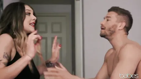 Gabbie Carter rebondit sur la bonne bite de Xander Corvus