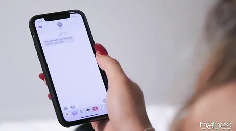 Gabbie Carter rebondit sur la bonne bite de Xander Corvus