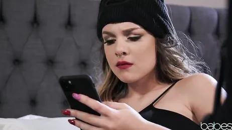 Gabbie Carter rebondit sur la bonne bite de Xander Corvus