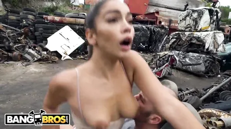 Die Spanierin Ginebra Bellucci isst einen riesigen Schwanz.
