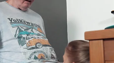 La petite-fille est très excitée, elle laisse son grand-père bien-aimé la baiser