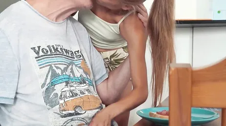 La petite-fille est très excitée, elle laisse son grand-père bien-aimé la baiser