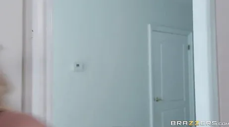 Christie Stevens n'arrive pas à dormir. Elle finit par baiser fort.