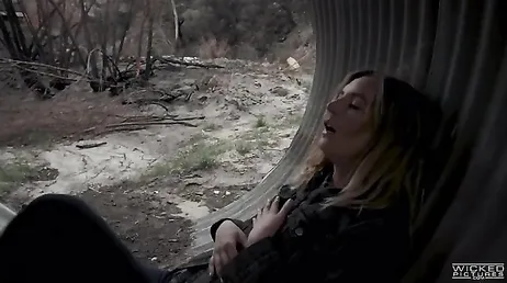 Elle surprend son mari avec une autre femme mais le laisse en finir...