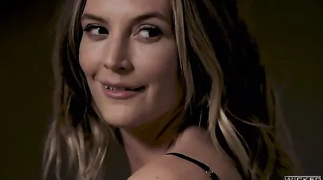 Elle surprend son mari avec une autre femme mais le laisse en finir...