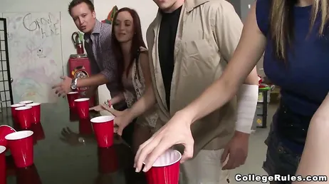 Bel pompino a quattro zampe a questa festa universitaria..