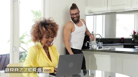 Xander Corvus goûte toute la chatte et le cul de Demi Sutra
