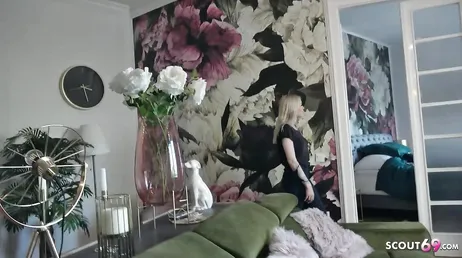 Ele oferece dinheiro a essa loira finlandesa para transar com ela.