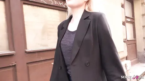 Ele oferece dinheiro a essa loira finlandesa para transar com ela.