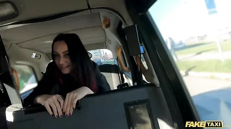 La ragazza tatuata inizia a succhiare il cazzo di questo tassista..