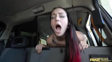 La ragazza tatuata inizia a succhiare il cazzo di questo tassista..