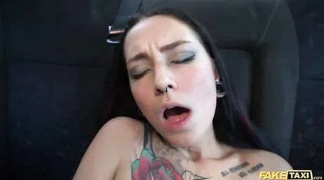 La ragazza tatuata inizia a succhiare il cazzo di questo tassista..