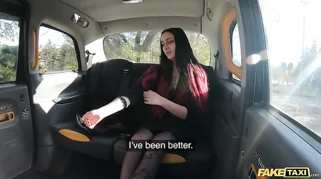 La ragazza tatuata inizia a succhiare il cazzo di questo tassista..