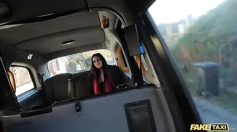La ragazza tatuata inizia a succhiare il cazzo di questo tassista..