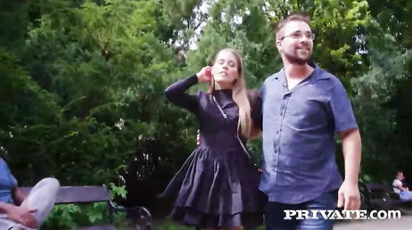 Hoe Eveline Dellai geniet van drie dikke pikken..