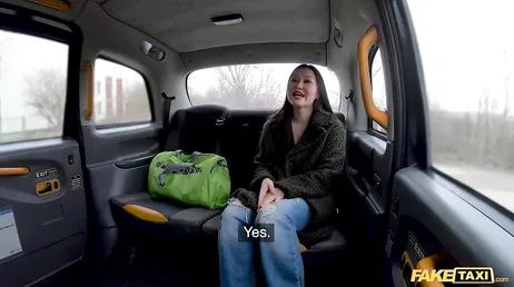 Asian sätter sig i den kåtaste taxin och hur hon slutar jävla...