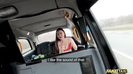 Asian sätter sig i den kåtaste taxin och hur hon slutar jävla...