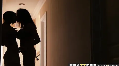 Scopata lesbica brutale tra Vanessa Veracruz e Ariella Ferrera