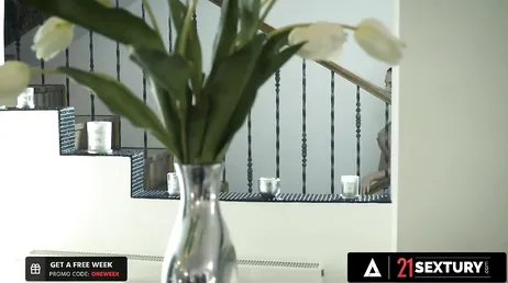 Vi värmer upp i köket och jag låter honom stoppa i mig den bakifrån...